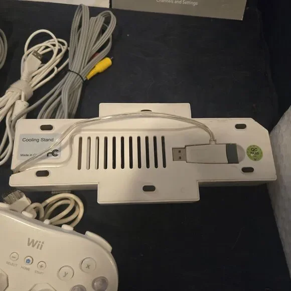 Nintendo Wii Console Bundle w/ Controllers, Sensor Bar, Cooling Stand, Manuals - Picture 5 of 6